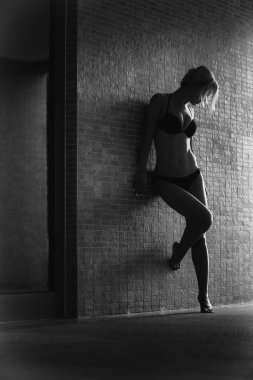 Güzel sarışın bir mayo ayakta