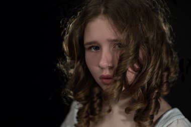  dalgalı saç orta boy ile kız