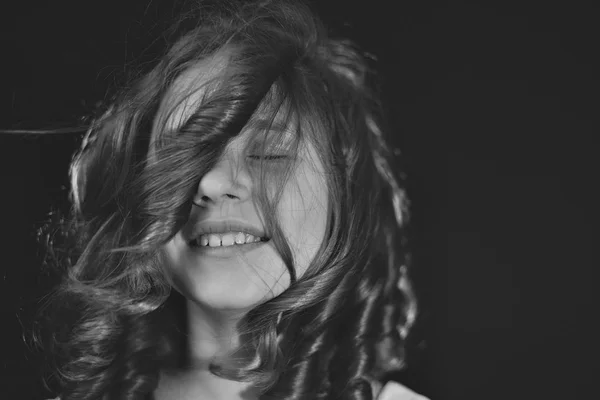 Bonito sorriso jovem com cabelo ondulado — Fotografia de Stock