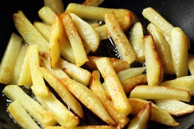 Yağ kaynar suda genç patates kızarmış