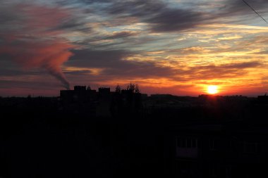 Şehrin üzerinde gün batımı