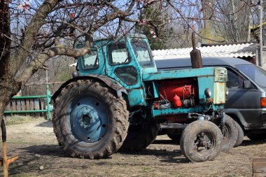 Rus Köyü'nde eski traktör