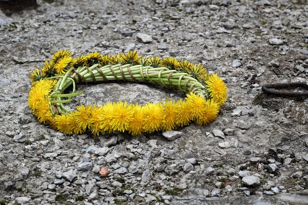 黄色のタンポポの花輪 — ストック写真