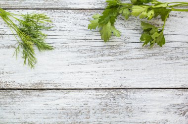 Ahşap arka plan üzerinde taze otlar