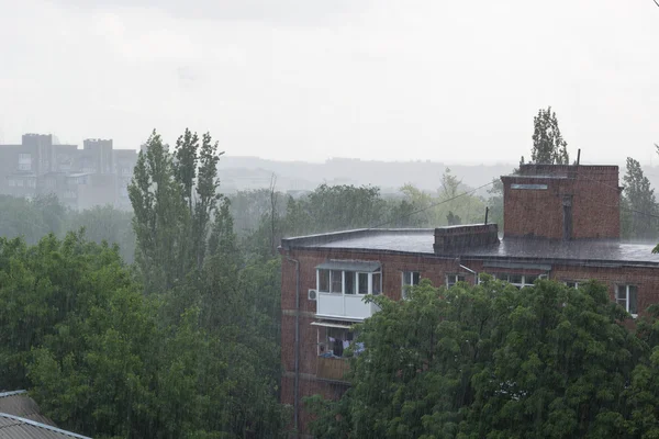 La grande pluie sur la maison — Photo