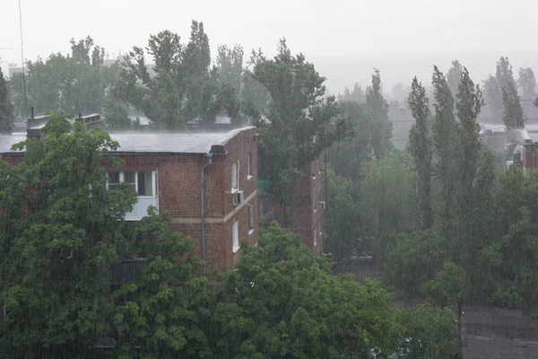 Der große Regen auf das Haus — Stockfoto