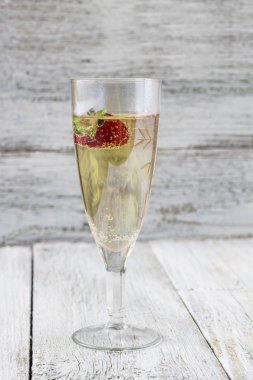 Şampanya bardağı ve çilek