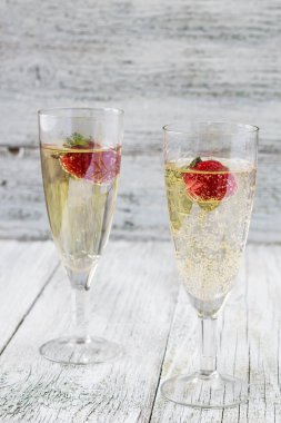 iki şampanya bardağı ve çilek