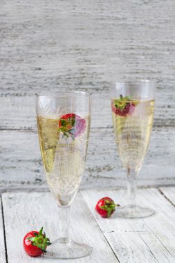iki şampanya bardağı ve çilek