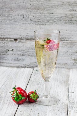 Şampanya bardağı ve çilek