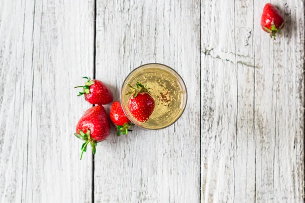 Bicchieri di champagne e fragole — Foto Stock