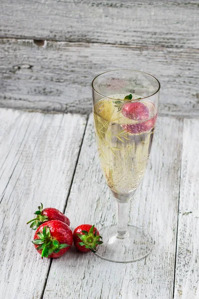 Bicchieri di champagne e fragole — Foto Stock