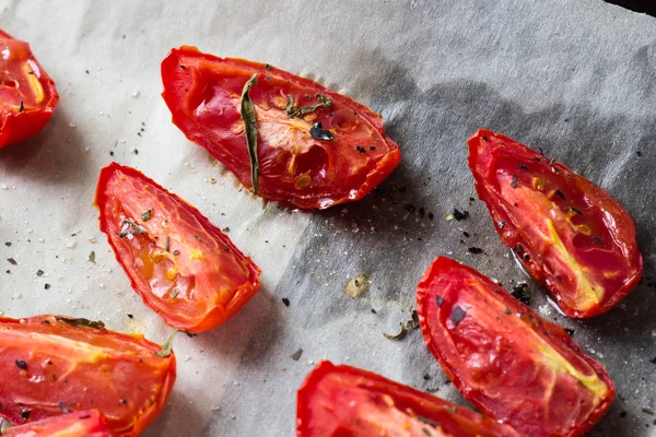 Sušená rajčata na bílém pečícím papírem — Stock fotografie