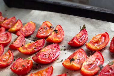 Kurutulmuş domates beyaz kagit üzerinde