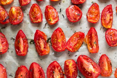 Kurutulmuş domates beyaz kagit üzerinde