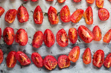 Kurutulmuş domates beyaz kagit üzerinde