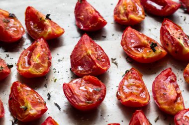 Kurutulmuş domates beyaz kagit üzerinde