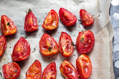 Kurutulmuş domates beyaz kagit üzerinde