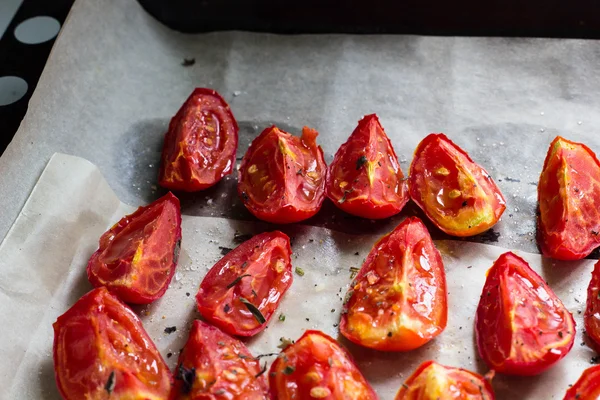 Pomodori secchi su carta da forno bianca — Foto Stock