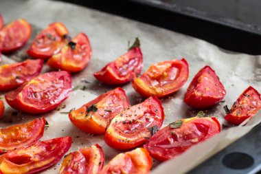 Kurutulmuş domates beyaz kagit üzerinde