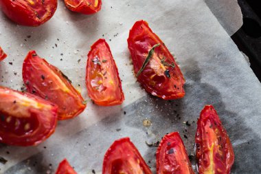 Kurutulmuş domates beyaz kagit üzerinde