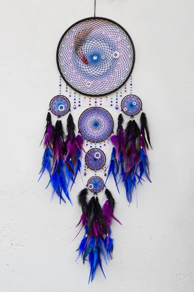 Tüy, deri, boncuk ve ipleri yapılmış Dreamcatcher