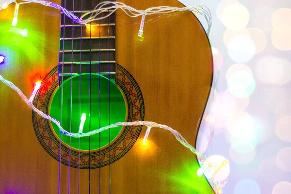 Guitarra Acústica Envolta Por Guirlanda Colorida Com Bokeh Natal Presente — Fotografia de Stock