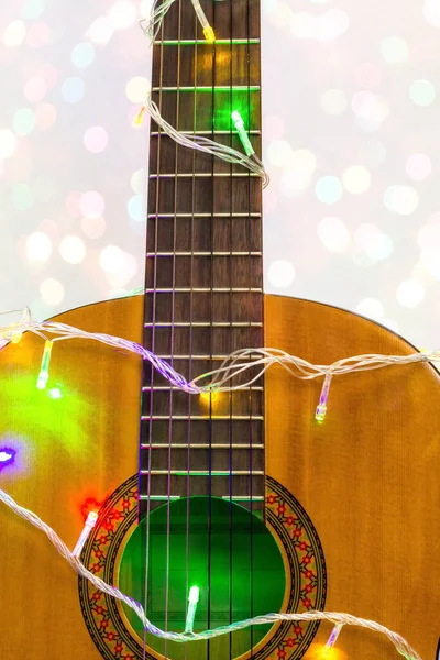 Guitarra Acústica Envolta Por Guirlanda Colorida Com Bokeh Natal Presente — Fotografia de Stock