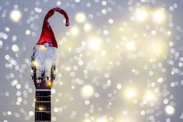 Guitarra Acústica Com Chapéu Vermelho Papai Noel Guirlanda Leve Com — Fotografia de Stock