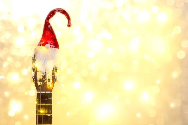 Акустична Гітара Червоним Капелюхом Санти Легкою Гірляндою Боке Концепція Різдвяної — стокове фото