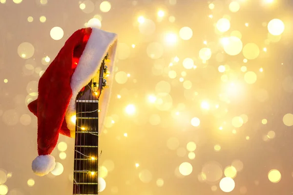 Guitarra Acústica Com Chapéu Vermelho Papai Noel Guirlanda Leve Com — Fotografia de Stock