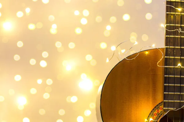 Violão Envolto Uma Grinalda Luminosa Com Bokeh Presente Natal Com — Fotografia de Stock