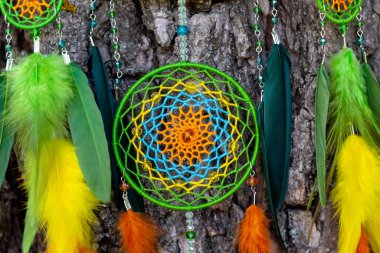 Tüylü, boncuklu ipleri sallanan bir düş kapanı. El yapımı düş kapanı.