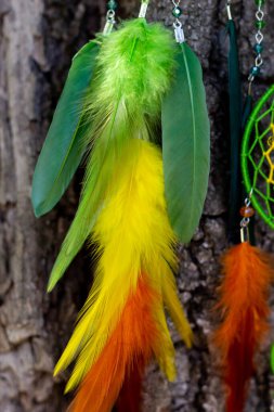 Tüylü, boncuklu ipleri sallanan bir düş kapanı. El yapımı düş kapanı.