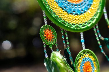 Tüylü, boncuklu ipleri sallanan bir düş kapanı. El yapımı düş kapanı.