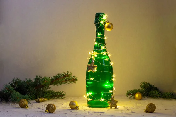 Una Bottiglia Champagne Verde Avvolta Una Ghirlanda Luminosa Come Albero — Foto Stock