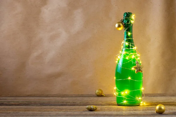 Eine Flasche Grünen Champagners Umhüllt Von Einem Leuchtenden Kranz Wie — Stockfoto