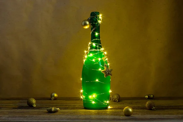 Una Bottiglia Champagne Verde Avvolta Una Ghirlanda Luminosa Come Albero — Foto Stock