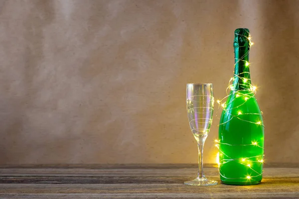 Eine Flasche Grünen Champagners Umhüllt Von Einem Leuchtenden Kranz Wie — Stockfoto