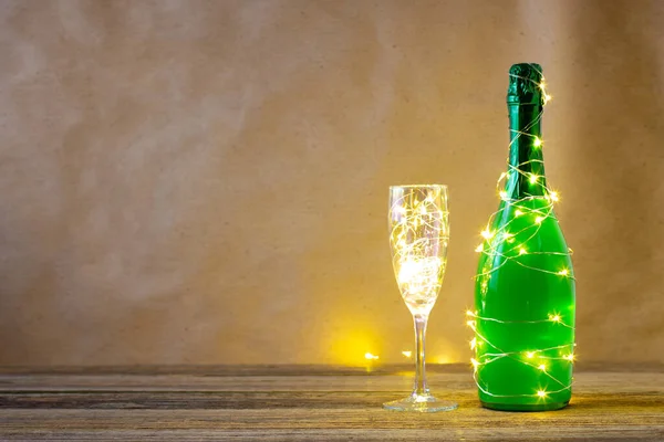 Eine Flasche Grünen Champagners Umhüllt Von Einem Leuchtenden Kranz Wie — Stockfoto