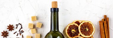 Beyaz arka planda şarap ve baharat sınırı. Sıcak bir şarap için malzemeler. Tarçın, anason yıldızı, portakal, esmer şeker, karanfil. Noel sıcak içeceği