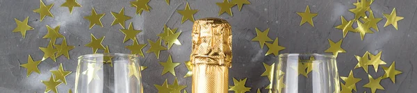 Banner Champagne Flaska Och Glas Med Guld Konfetti Stjärnor Begreppet — Stockfoto
