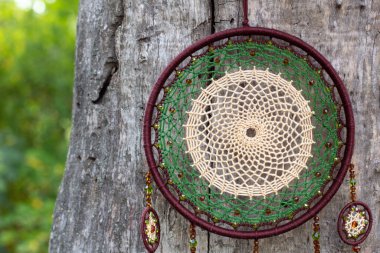 Tüylü, boncuklu ipleri sallanan bir düş kapanı. El yapımı düş kapanı.