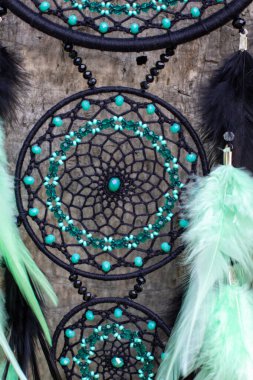 Tüylü, boncuklu ipleri sallanan bir düş kapanı. El yapımı düş kapanı.