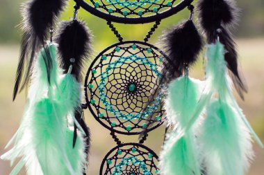 Tüylü, boncuklu ipleri sallanan bir düş kapanı. El yapımı düş kapanı.