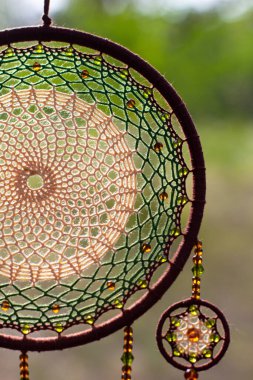 Tüylü, boncuklu ipleri sallanan bir düş kapanı. El yapımı düş kapanı.