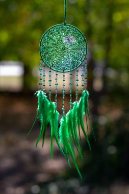 Tüylü, boncuklu ipleri sallanan bir düş kapanı. El yapımı düş kapanı.