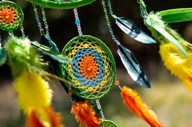 Tüylü, boncuklu ipleri sallanan bir düş kapanı. El yapımı düş kapanı.