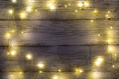 Beyaz ahşap bir masanın üzerindeki Noel süsünün çerçevesi.