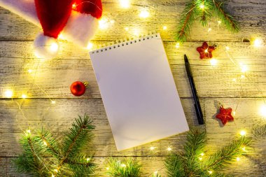 Noel düz dizüstü bilgisayarı ve süslemeli noel ağacı. Bokeh ile yeni yıl üst görünümü ve metin için boşluk kopyala